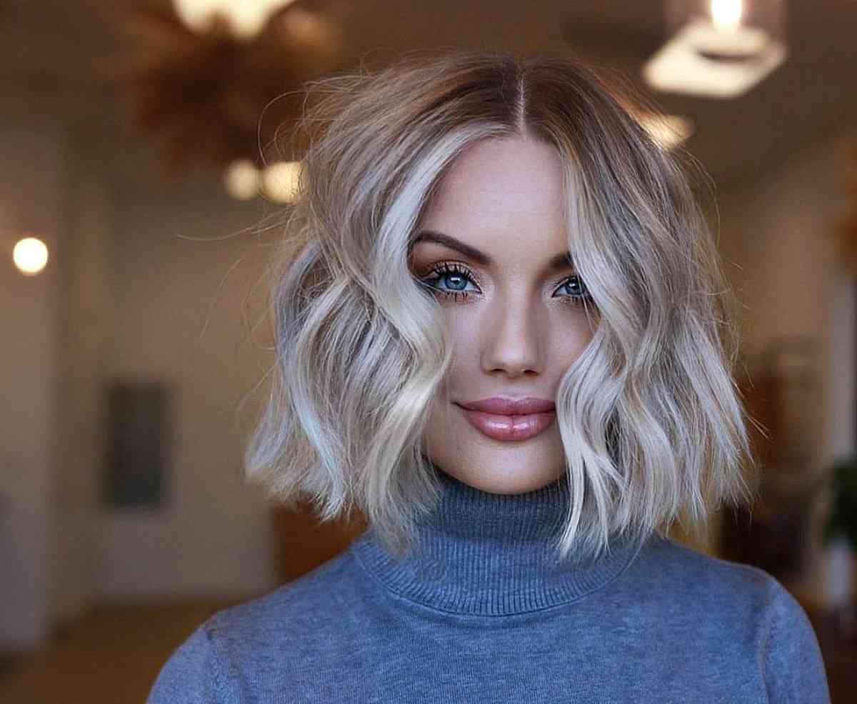 Coupe courte texturée avec raie centrale pour cheveux épais et ondulés