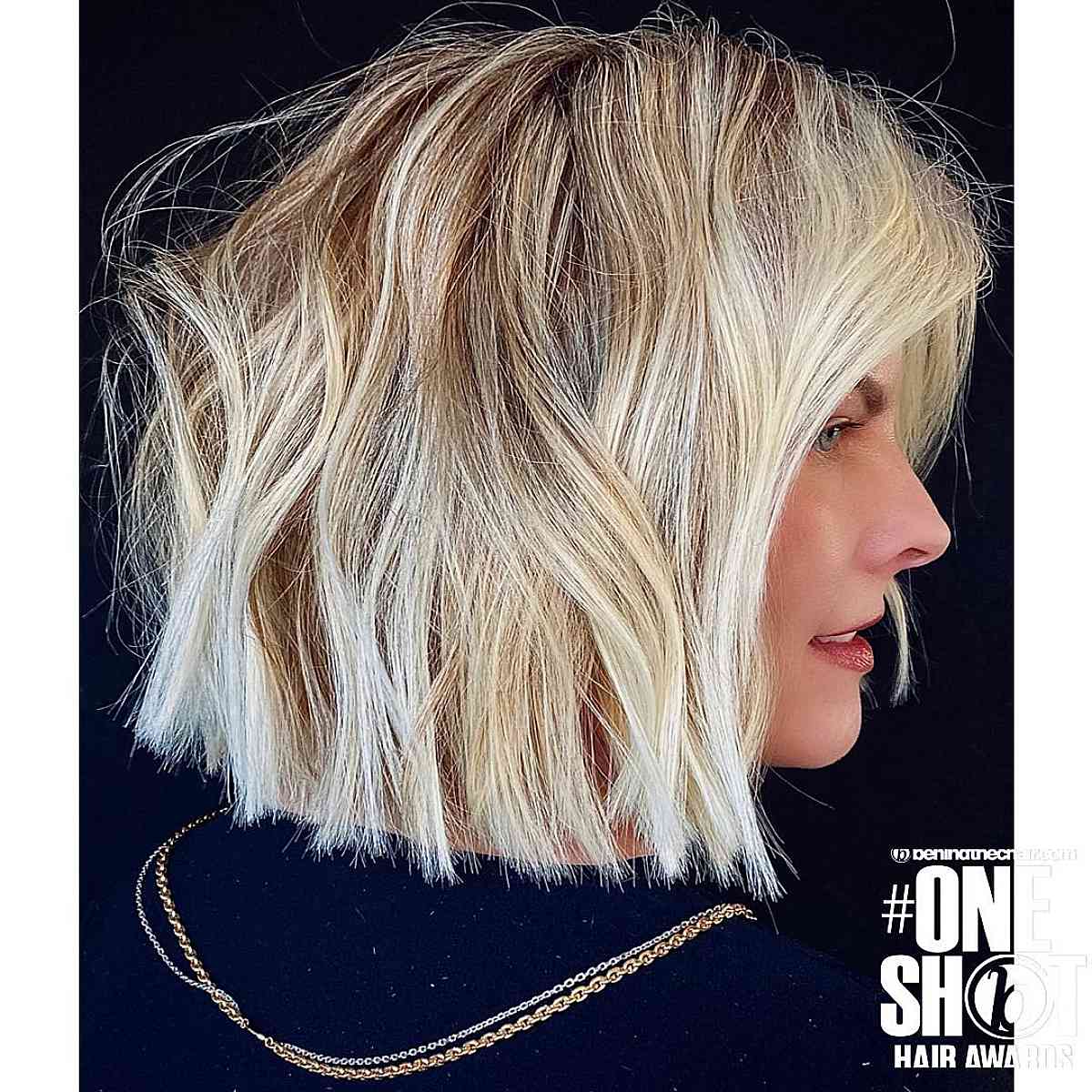Coupe de cheveux courte et texturée avec des pointes en dents de scie