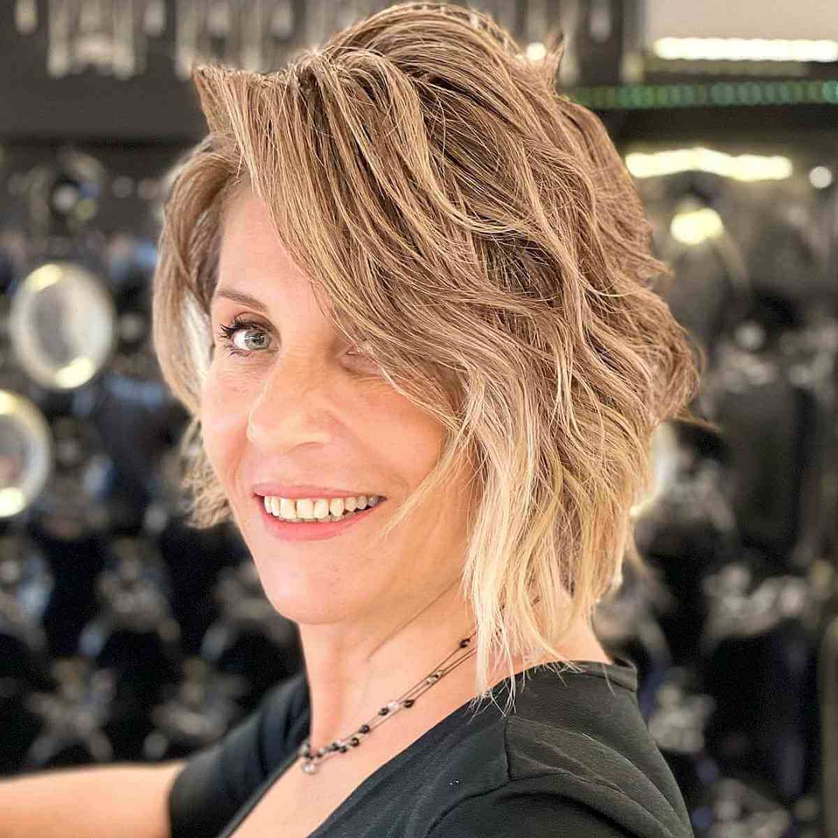 Coupe courte et très dégradée pour les femmes de plus de 50 ans aux cheveux plus épais