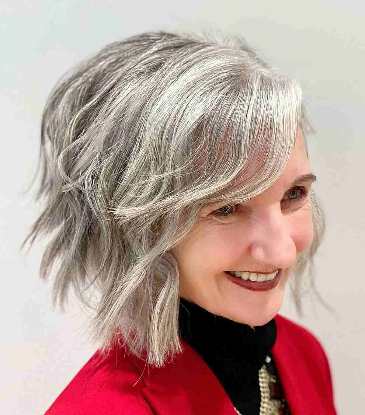 Coupe de cheveux dégradée avec ondulations et franges latérales