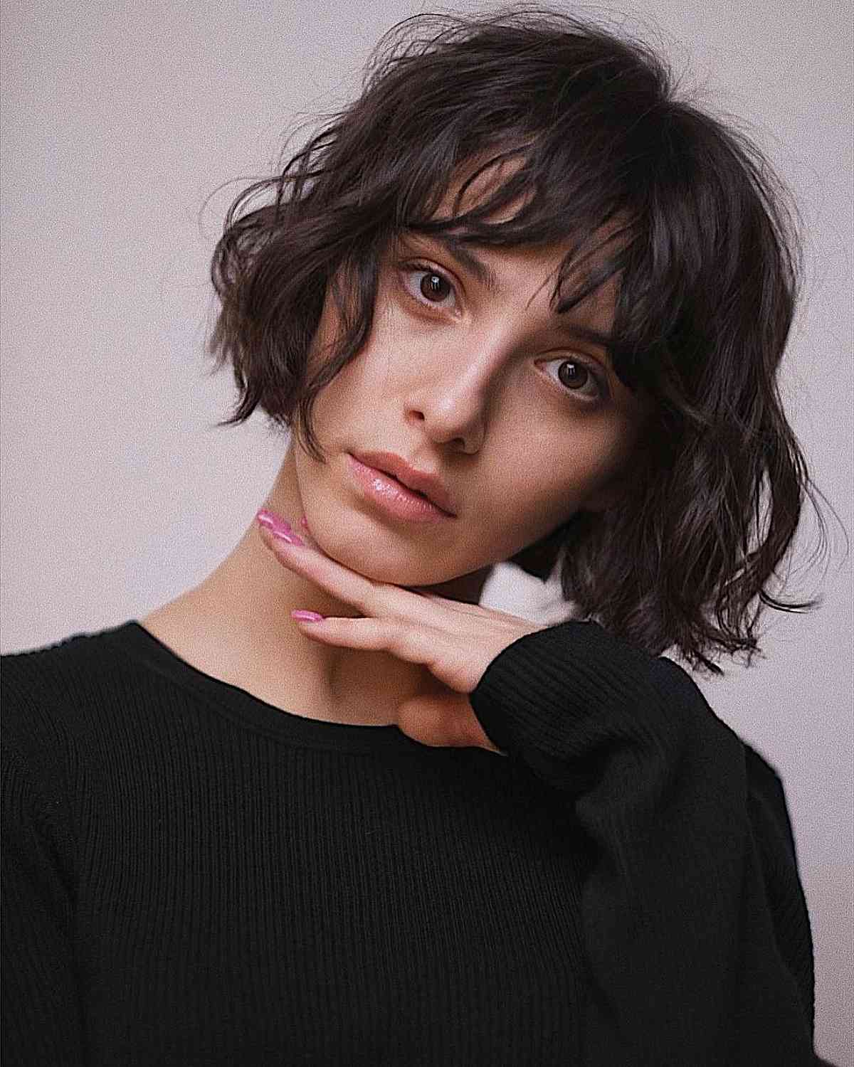 Ondes désordonnées sur cheveux courts avec frange