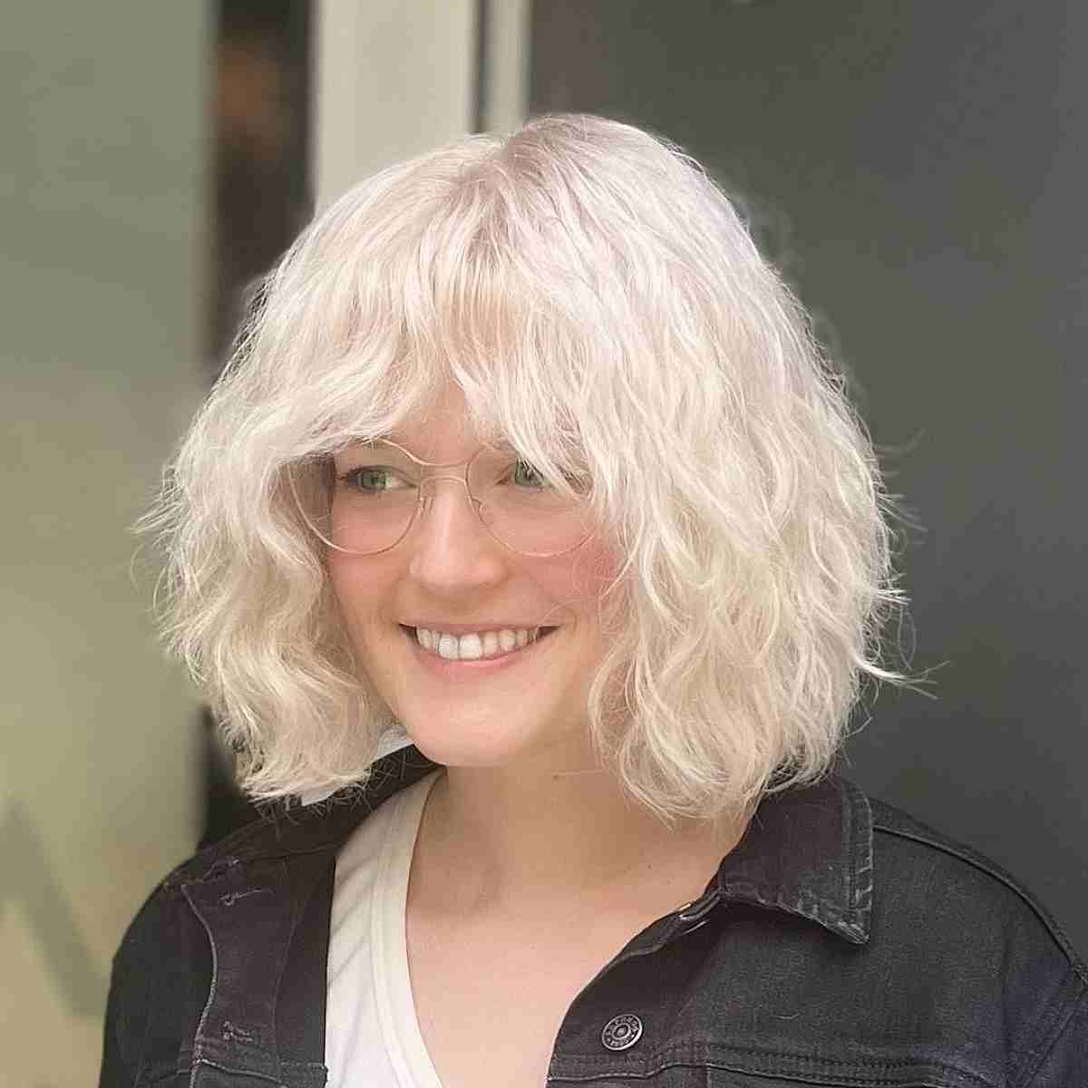 Coupe au col avec ondulations de plage et franges pour cheveux épais
