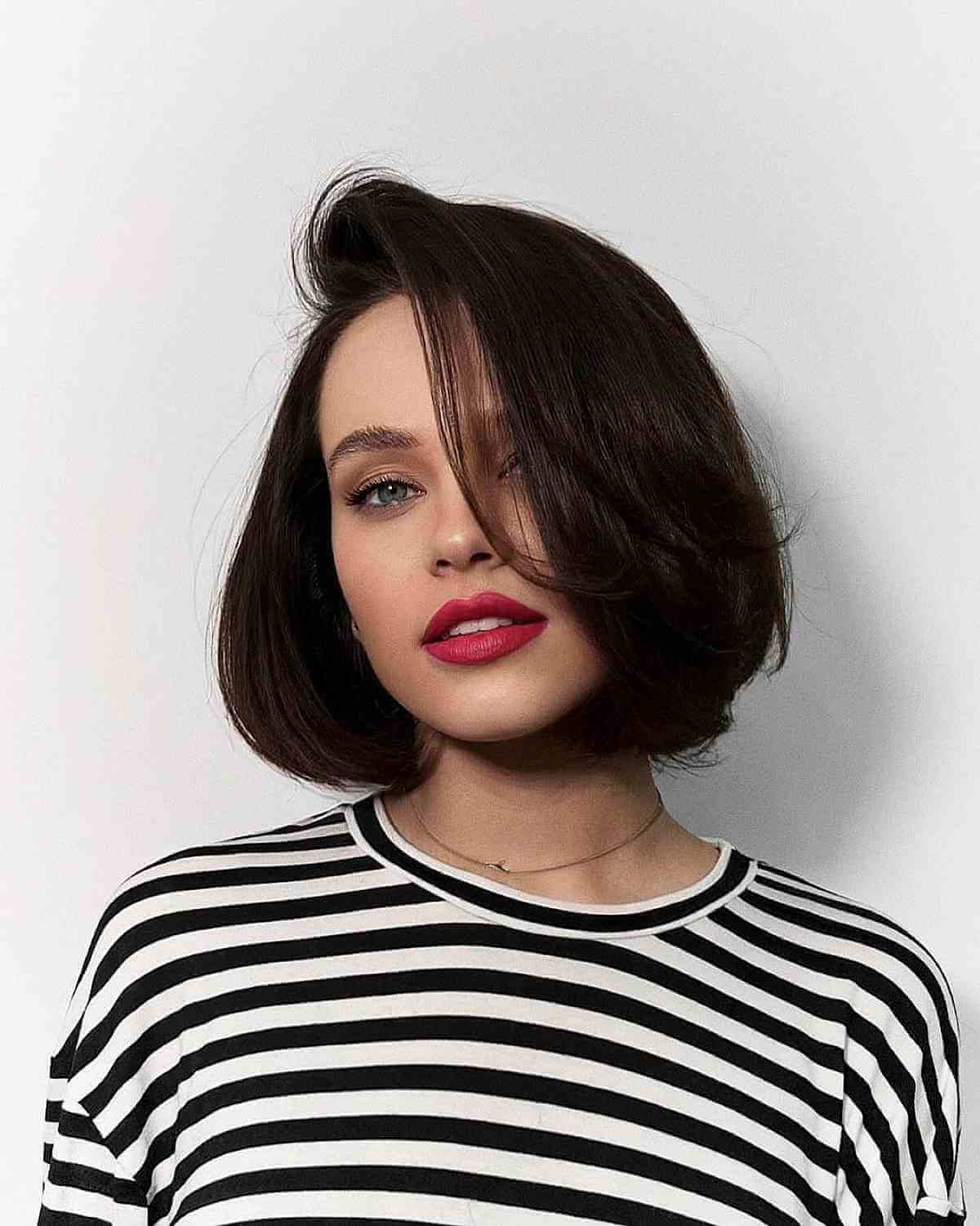 Partie latérale profonde sur les cheveux courts et épais