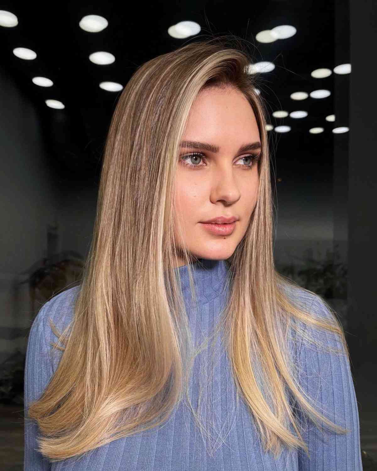 Cheveux longs et raides avec une raie sur le côté