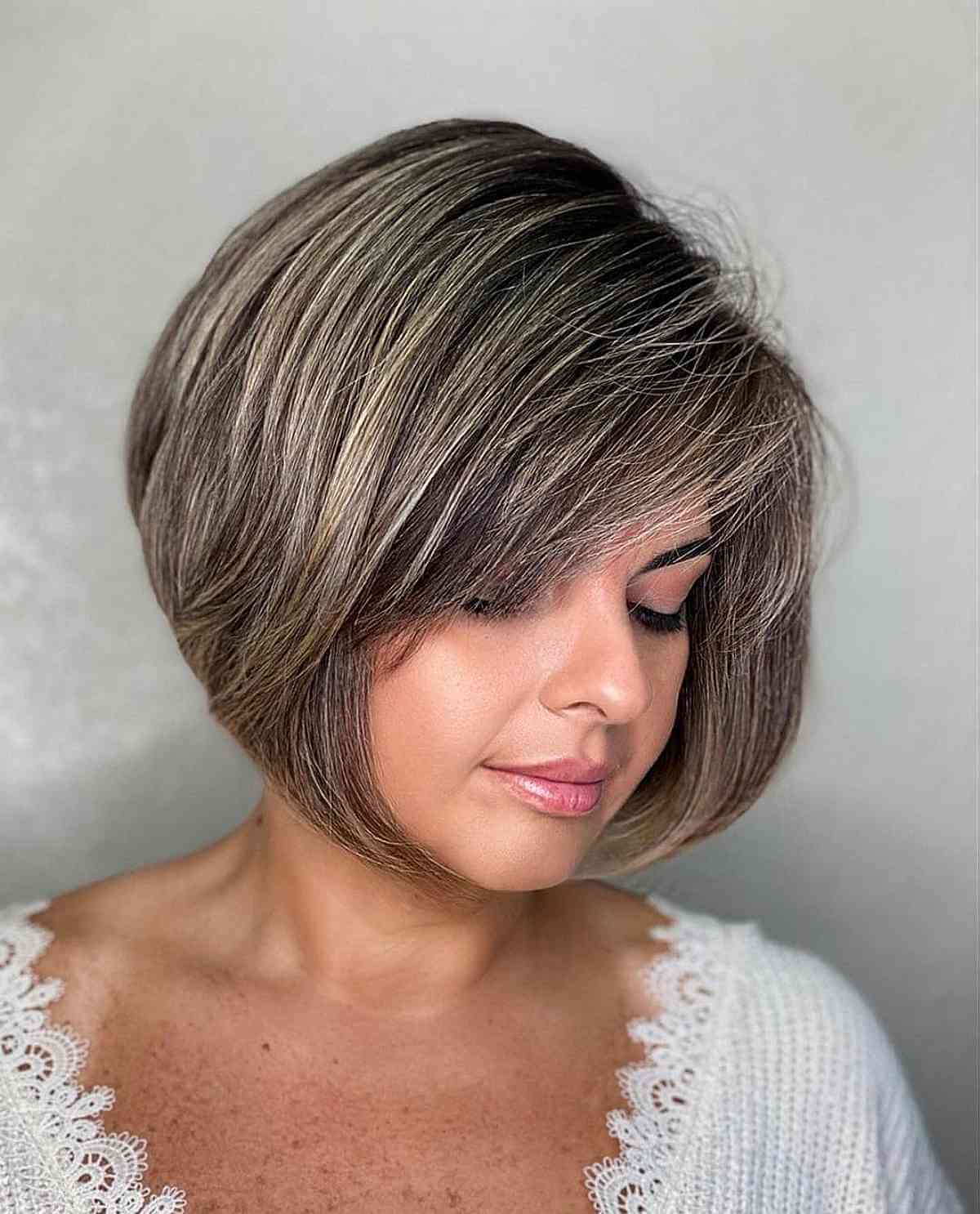 Cheveux courts coiffés sur le côté avec une frange ondulée.