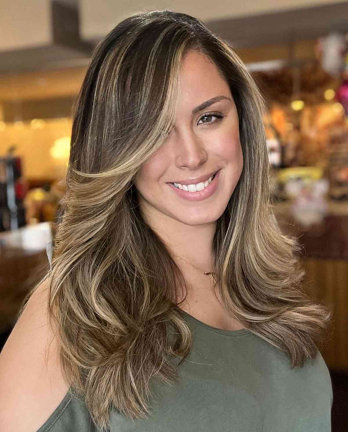 Coiffure latérale profonde avec couches frontales