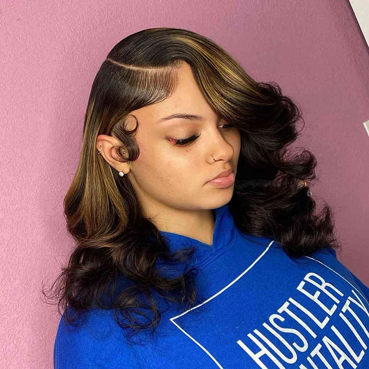 Tissage cousu sur une partie latérale profonde avec des extrémités bouclées.