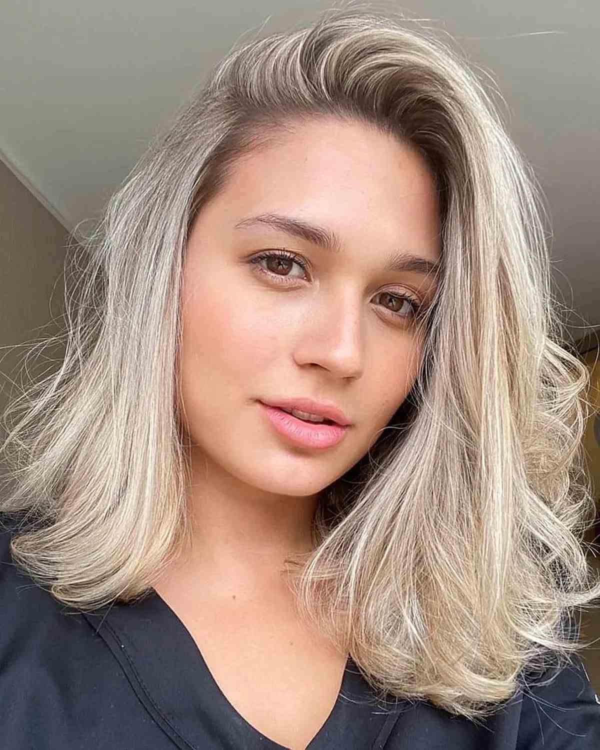 Cheveux aux épaules avec une raie sur le côté