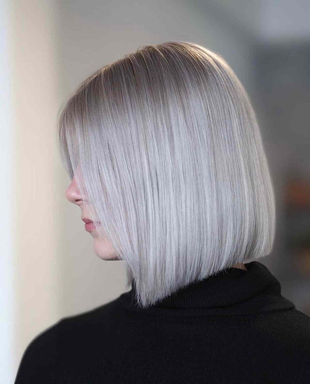 Blond blanc avec des racines ombragées