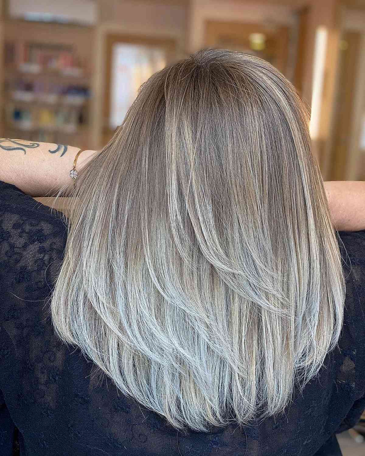 Balayage blond cendré avec des pointes de platine