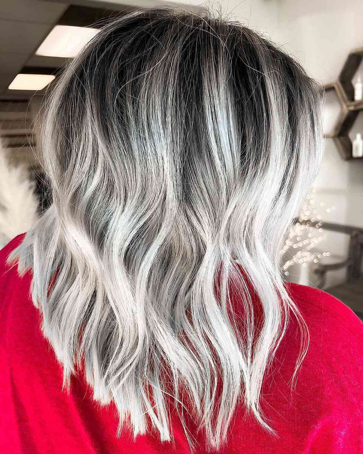 Cheveux noirs avec des mèches blond platine