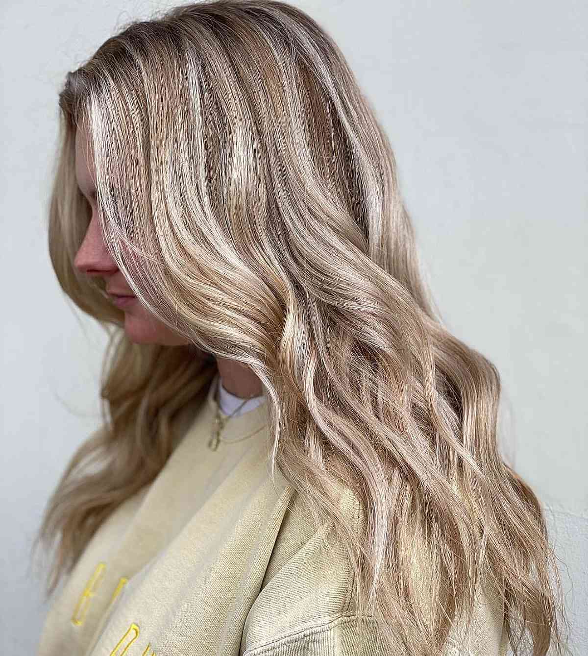 Mèches platine sur cheveux blond miel