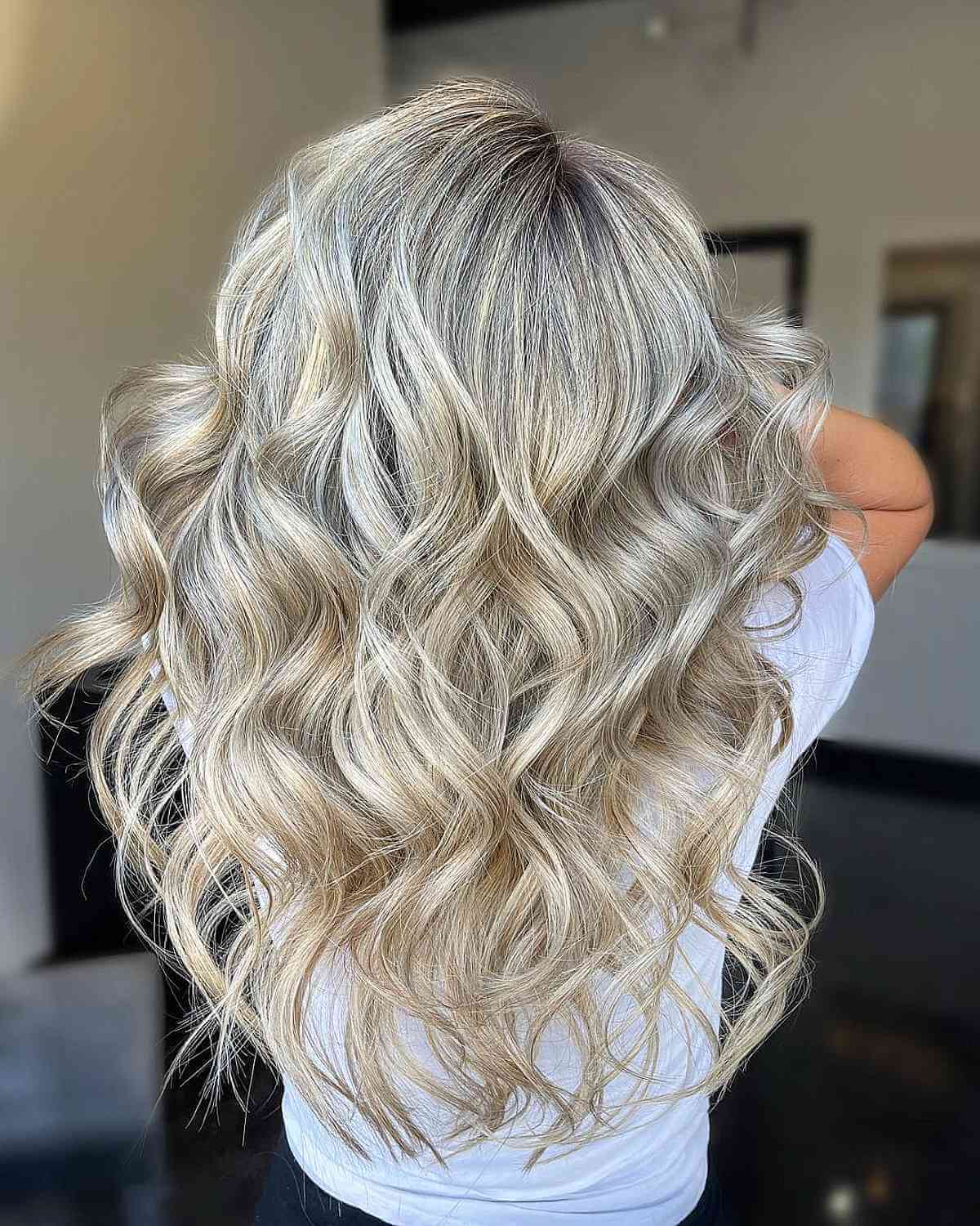 Mèches dimensionnelles sur cheveux blonds balayés