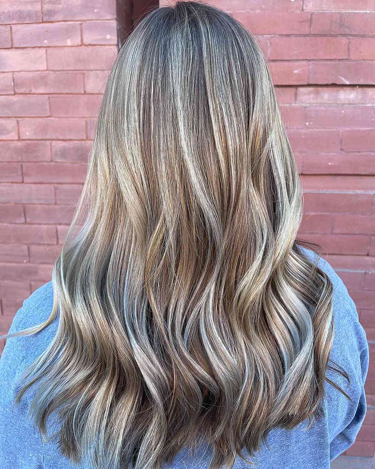 Blond platine et mèches caramel