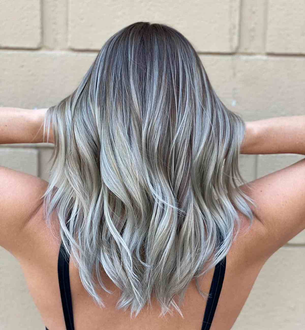 Cheveux bruns foncés avec des mèches blondes