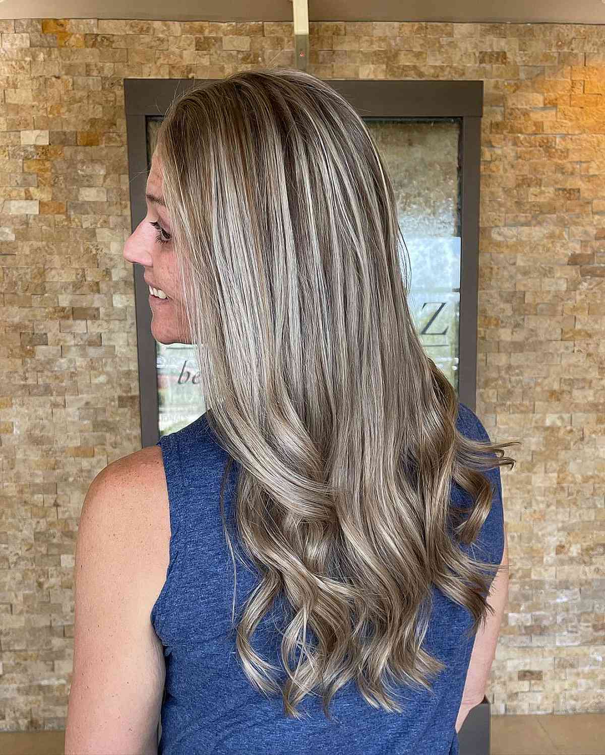 Blond foncé avec reflets platine