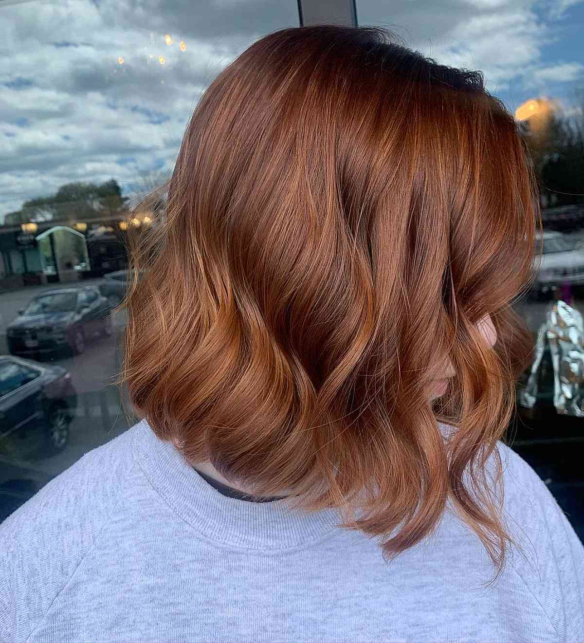 Cheveux courts ondulés de couleur auburn et châtain