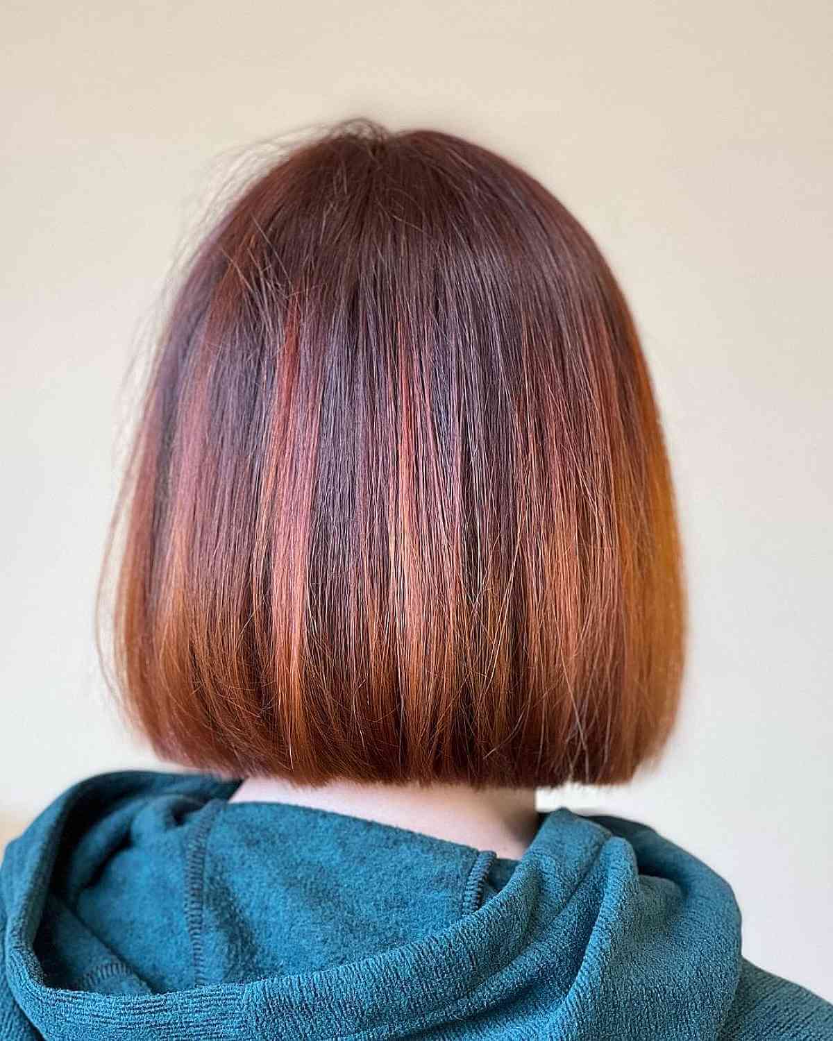 Ton Auburn doux sur cheveux courts