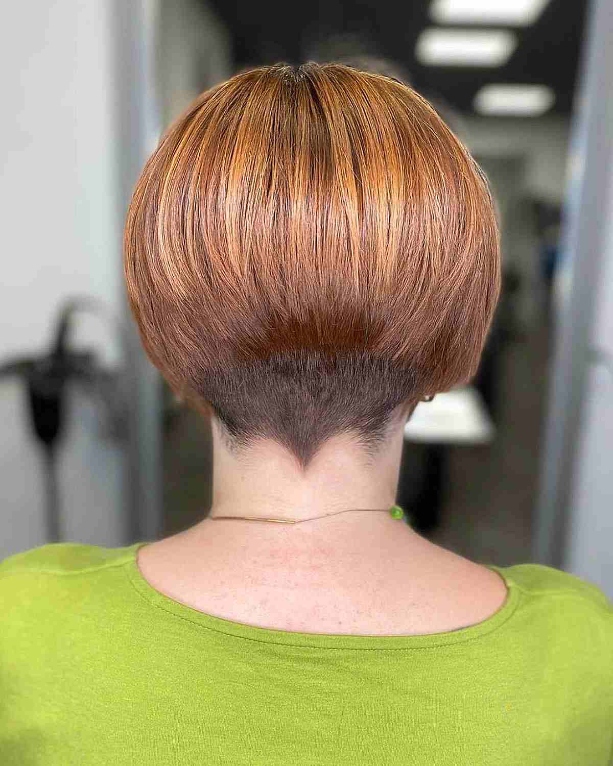 Coupe courte Auburn avec mèches caramel