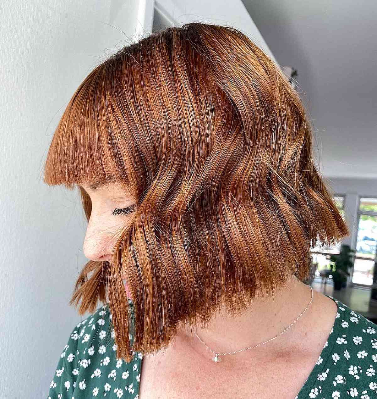Cheveux courts Auburn avec des mèches cuivrées