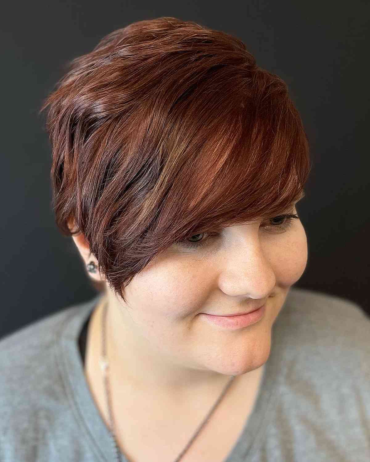Coupe Pixie Auburn avec une frange pour les cheveux courts