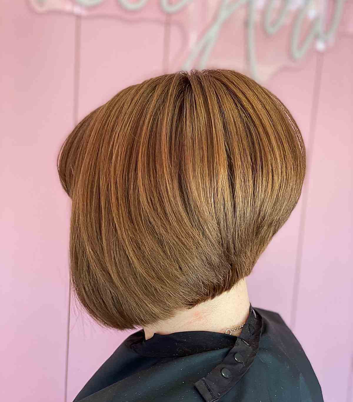 Bob court dégradé avec une couleur Auburn miel.