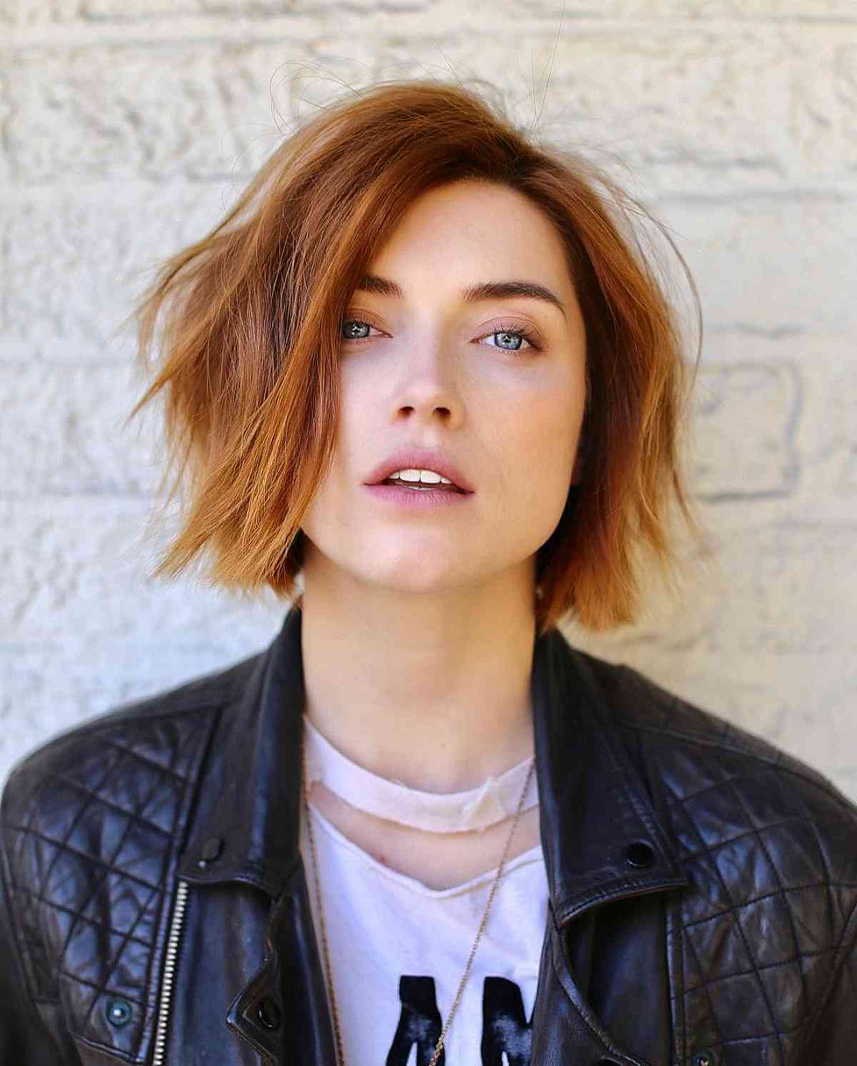 Teinte Auburn clair avec un style de bob court ébouriffé