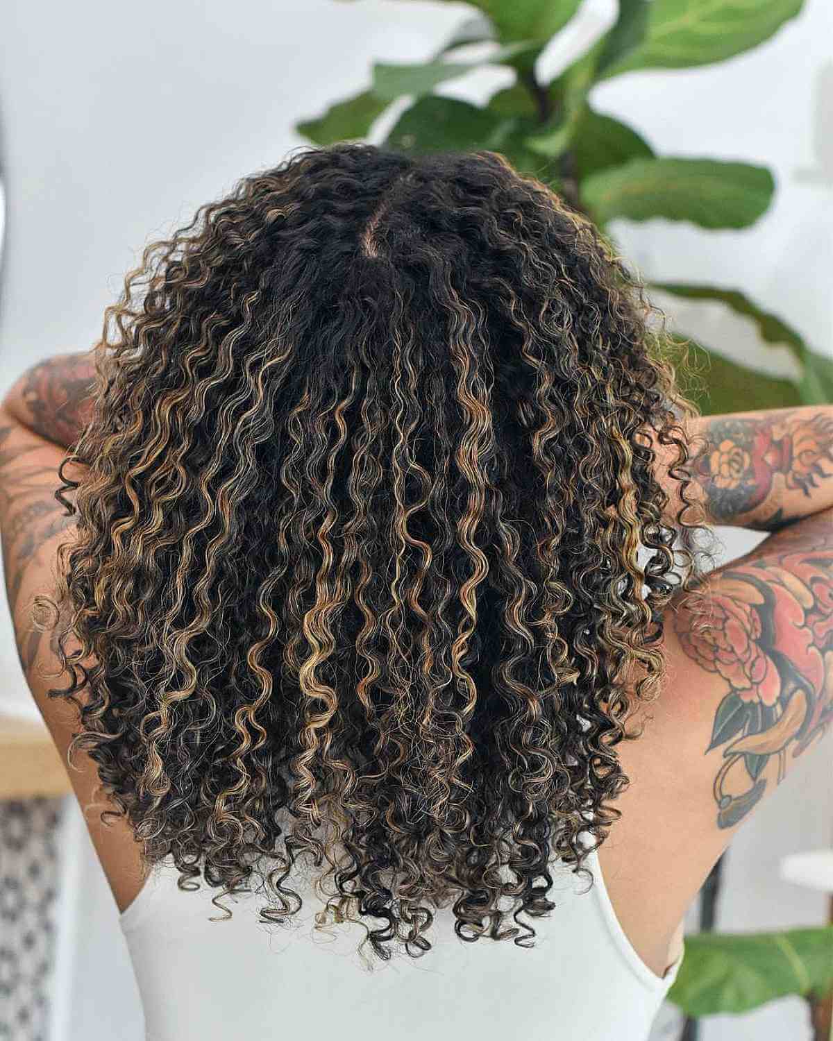 Mèches blond miel sur cheveux afro-américains.