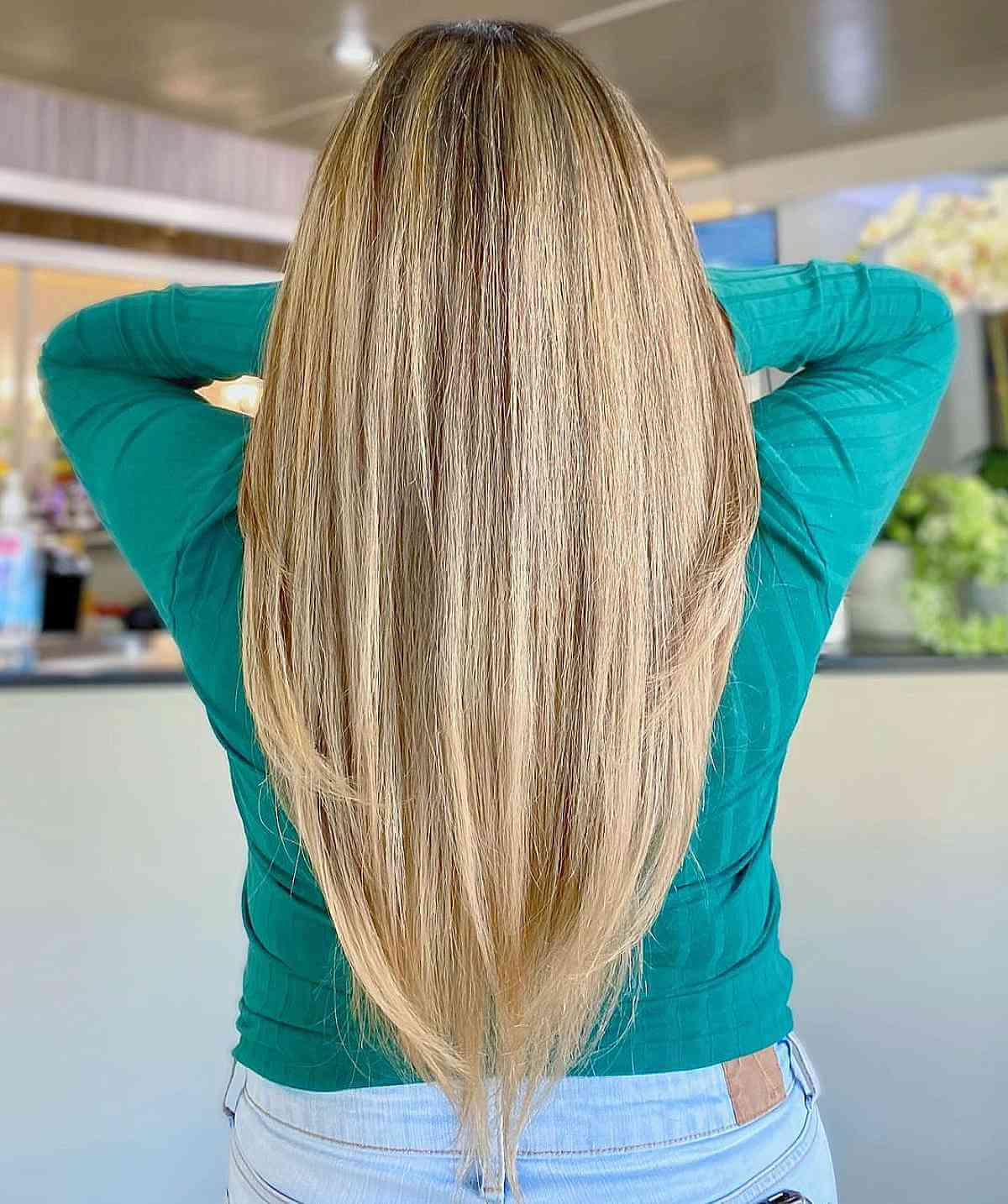Mèches blond cendré sur toute la tête.