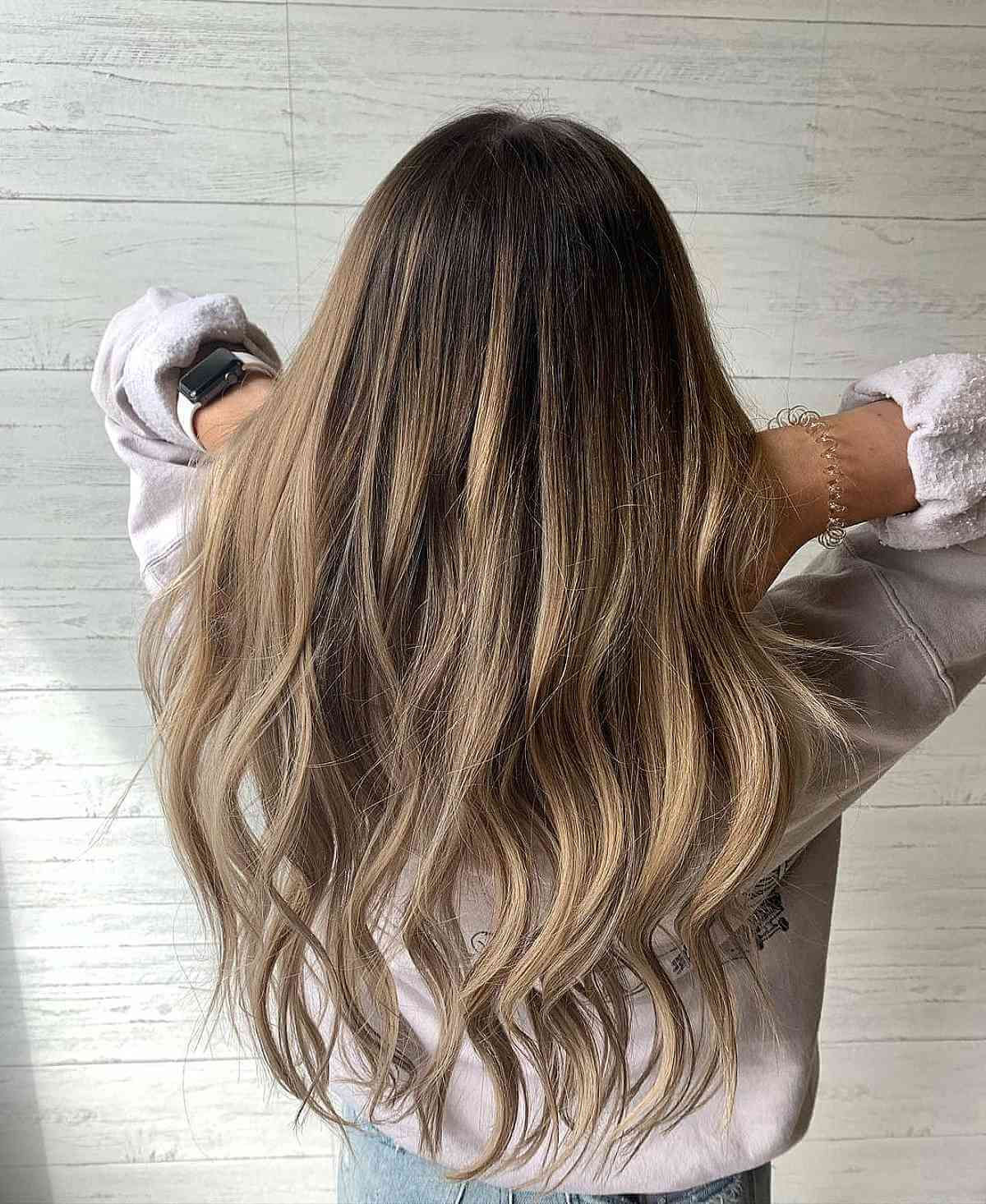Mèches Ombre Blonde Miel sur cheveux foncés.