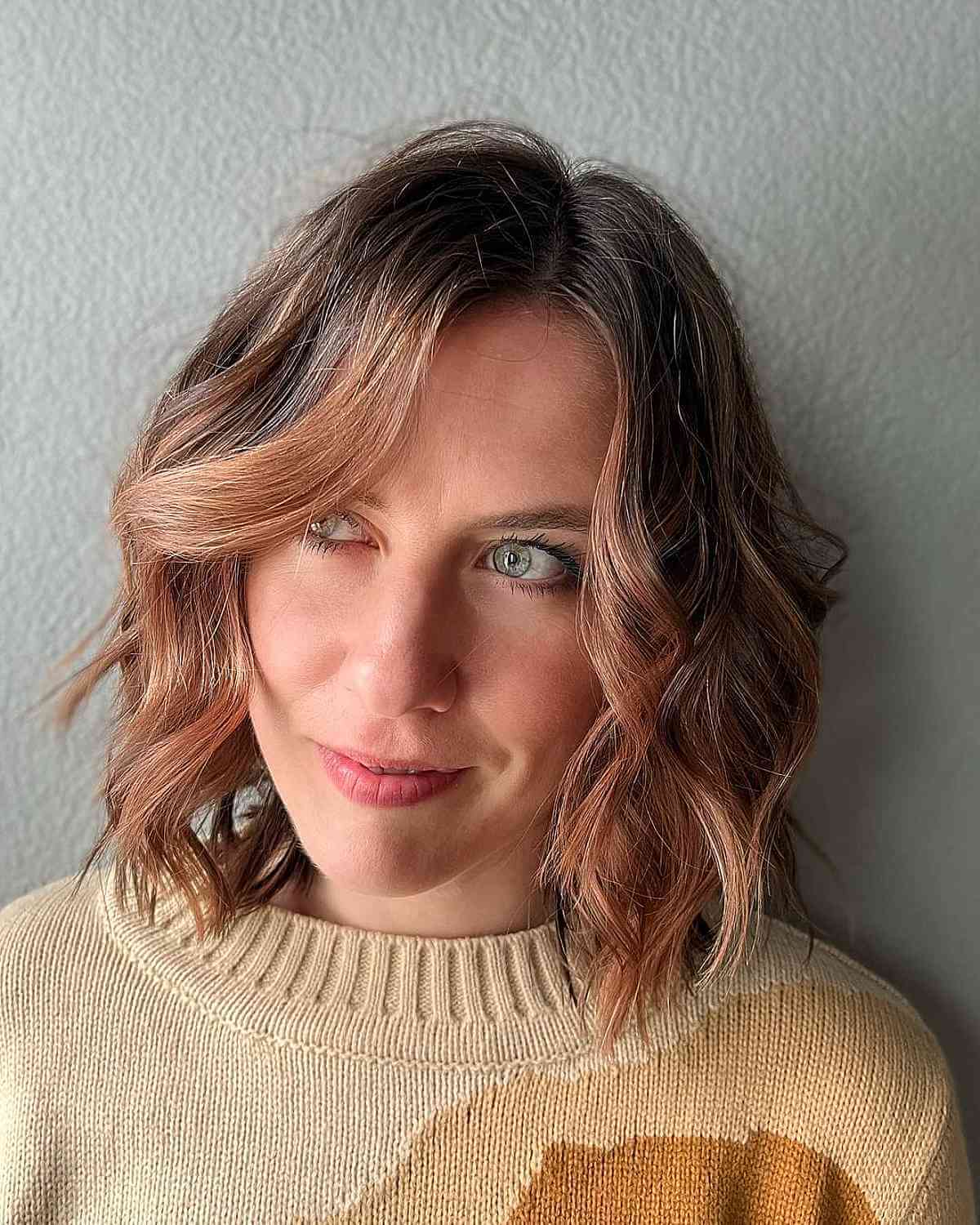 Brun beige clair avec racines foncées sur cheveux courts ondulés
