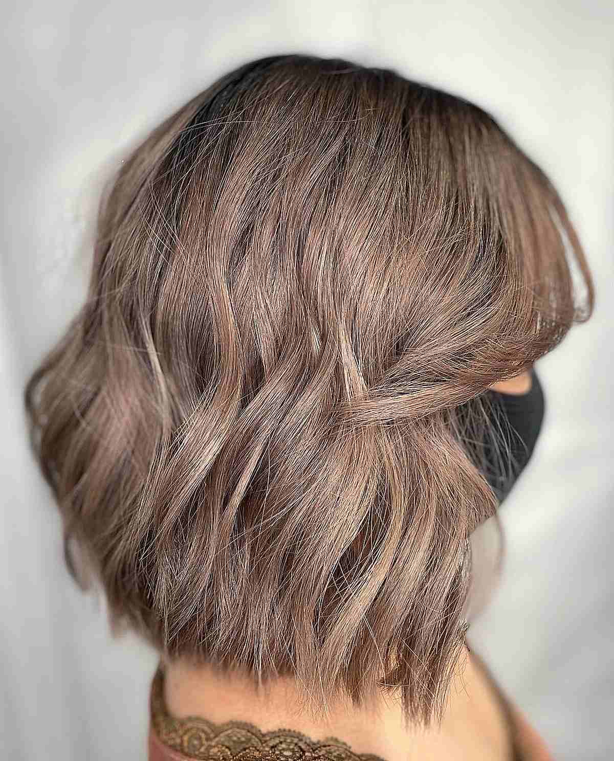 Balayage brun cendré sur cheveux courts