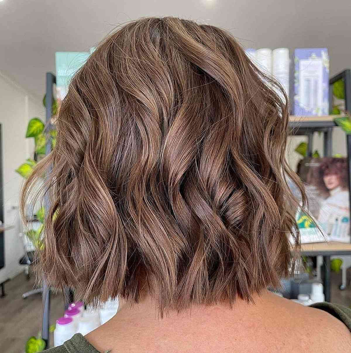 Brun champignon clair sur cheveux courts texturés et ondulés.