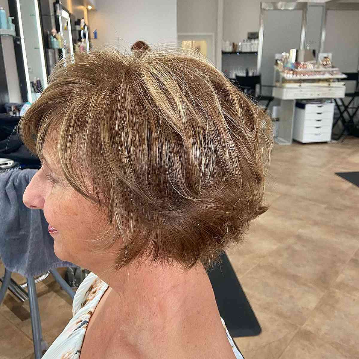 Cheveux courts brun doré clair pour les femmes de plus de 60 ans