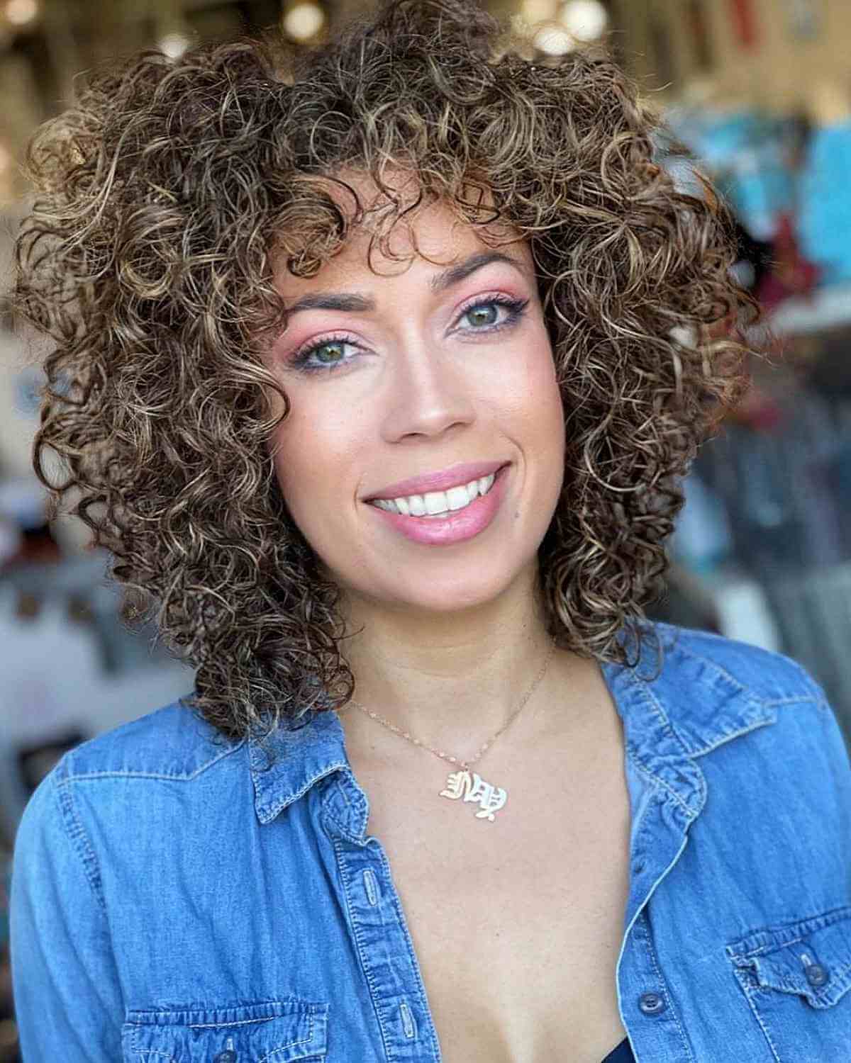 Cheveux bouclés marron clair avec des mèches blondes