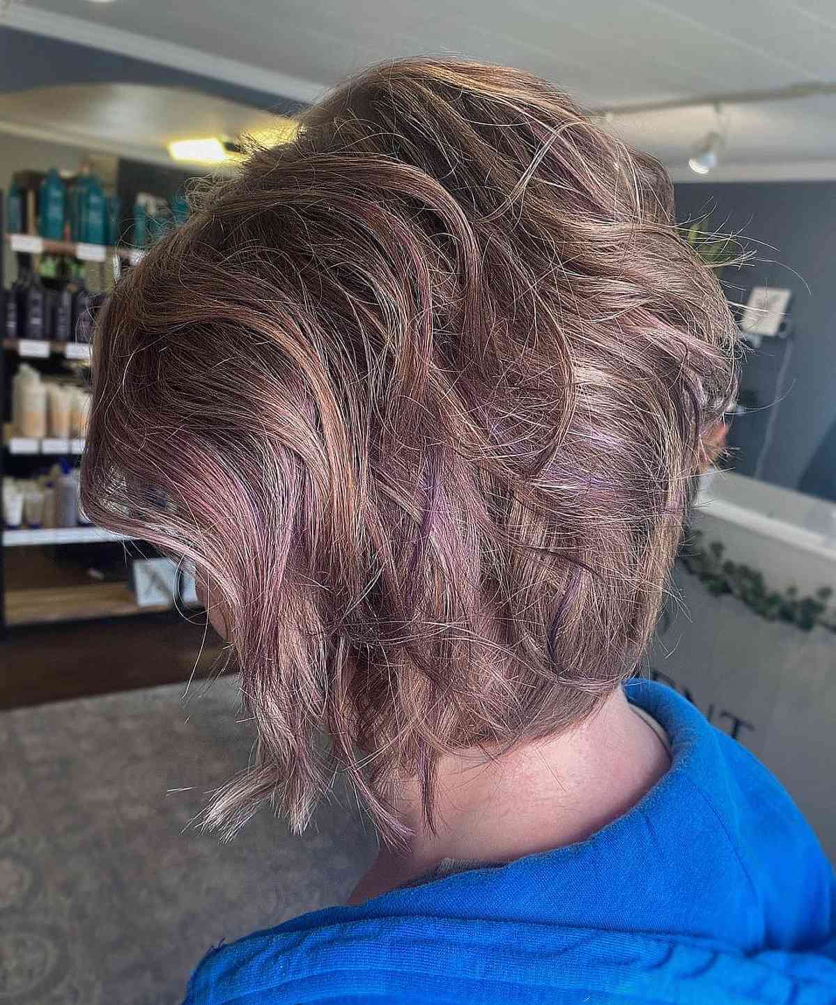 Cheveux courts marron clair dégradés avec des mèches violettes