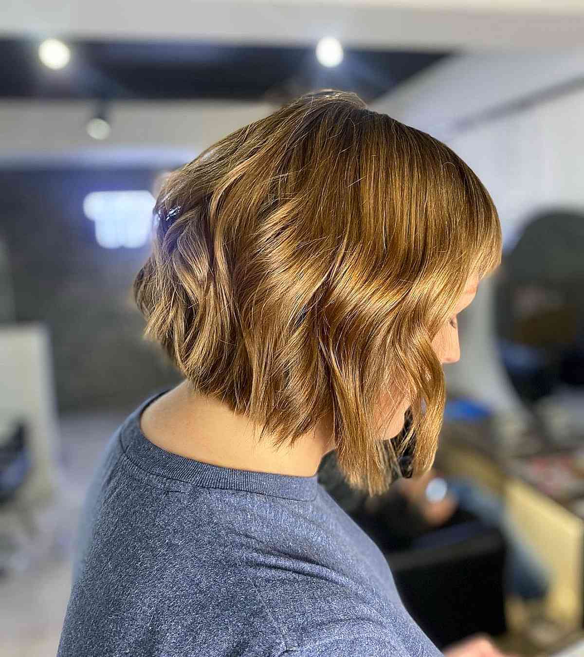 Bob marron clair avec des ondulations douces pour cheveux courts