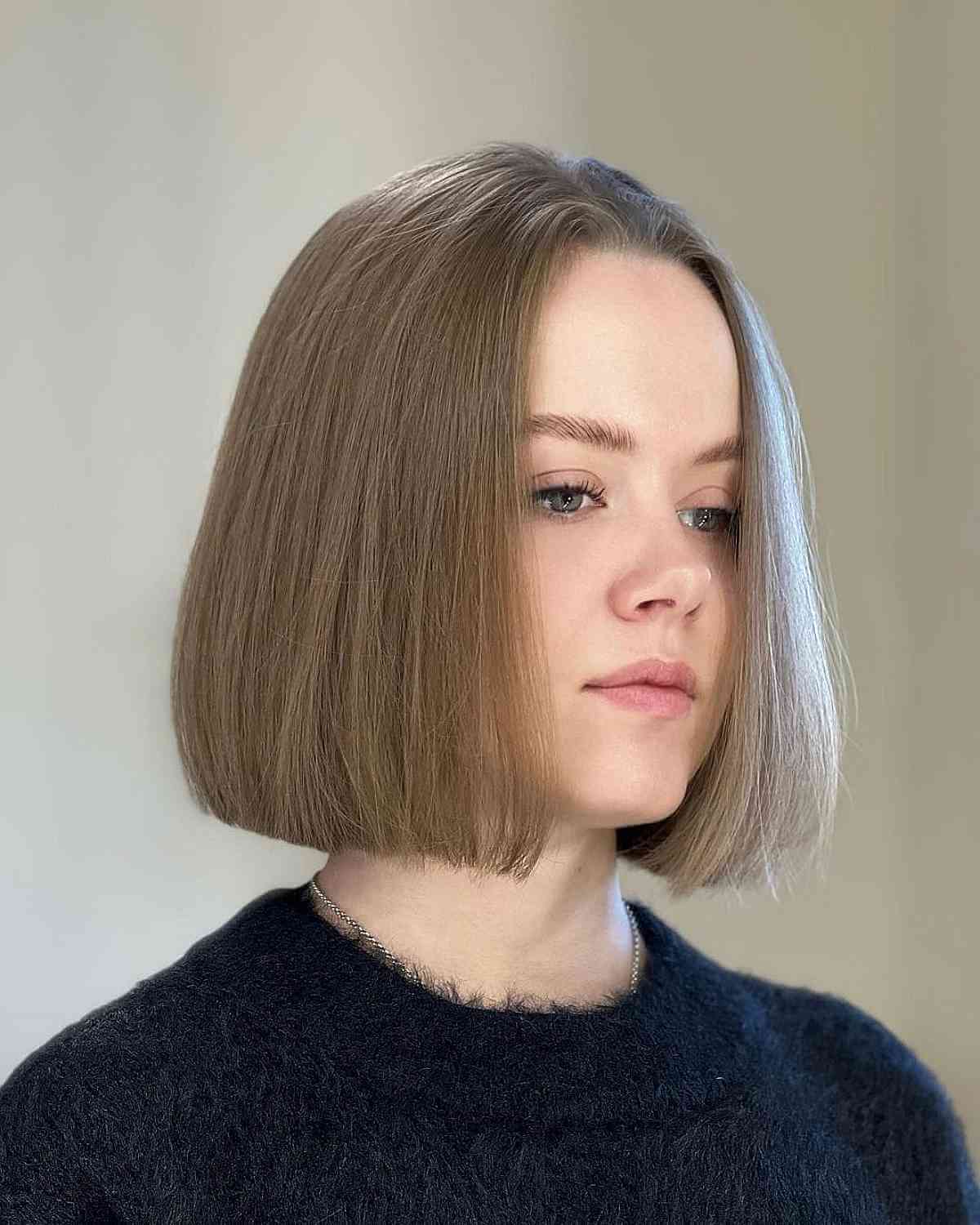 Coiffure brune claire à longueur de cou