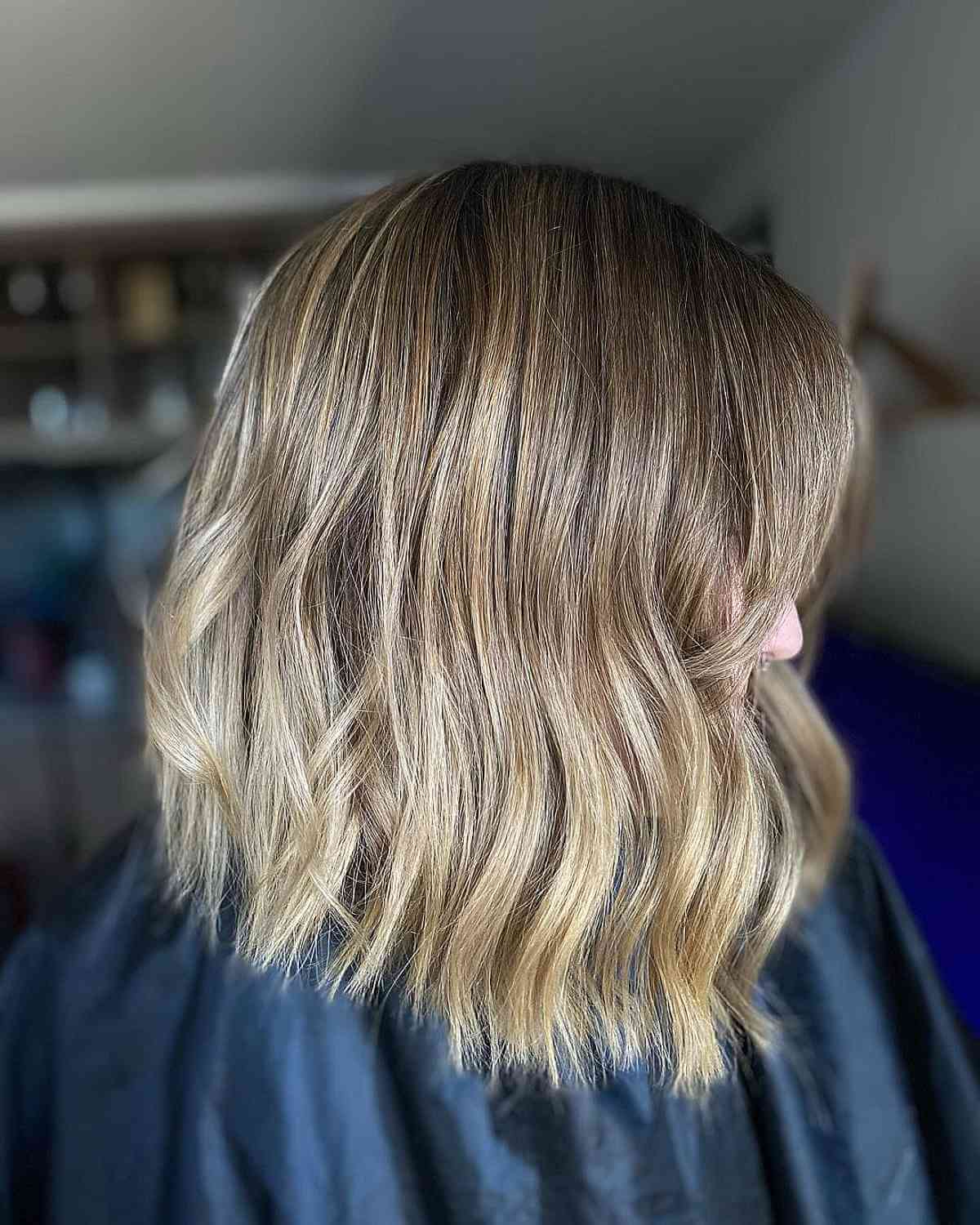 Couleur brune claire fondue sur une coupe lobée courte