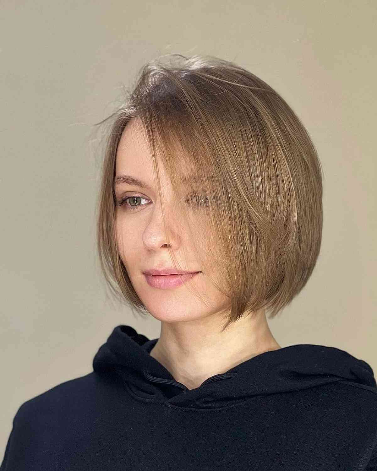 Cheveux bruns clairs jusqu'au menton