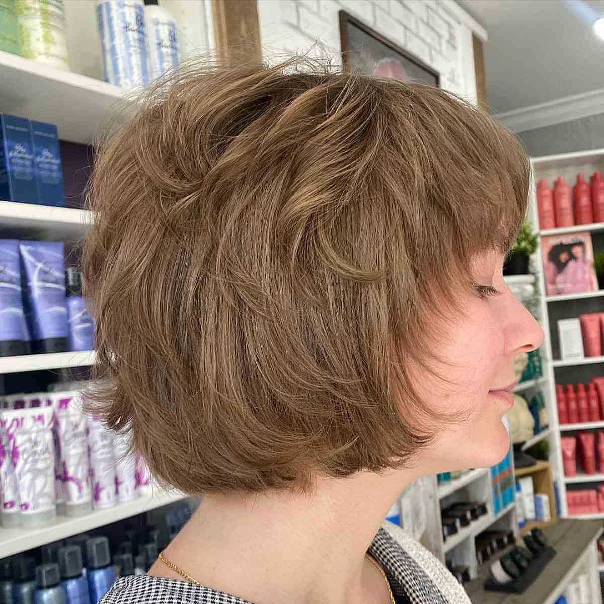 Un brun sable clair sur un chignon long comme la mâchoire.