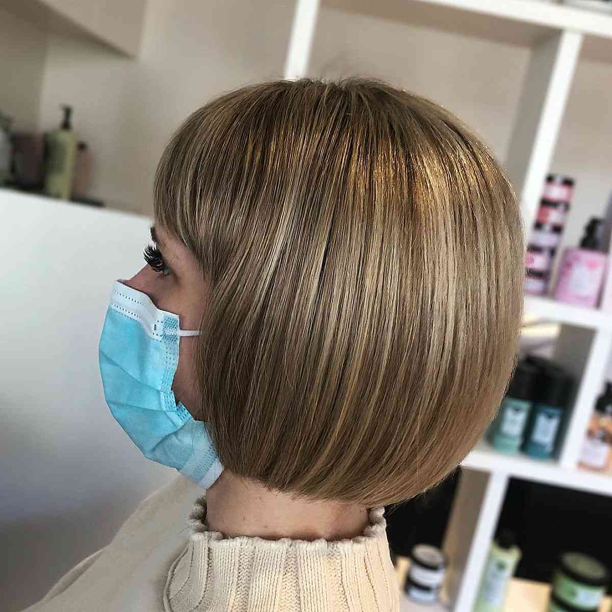 Bob droit brun clair sur cheveux courts