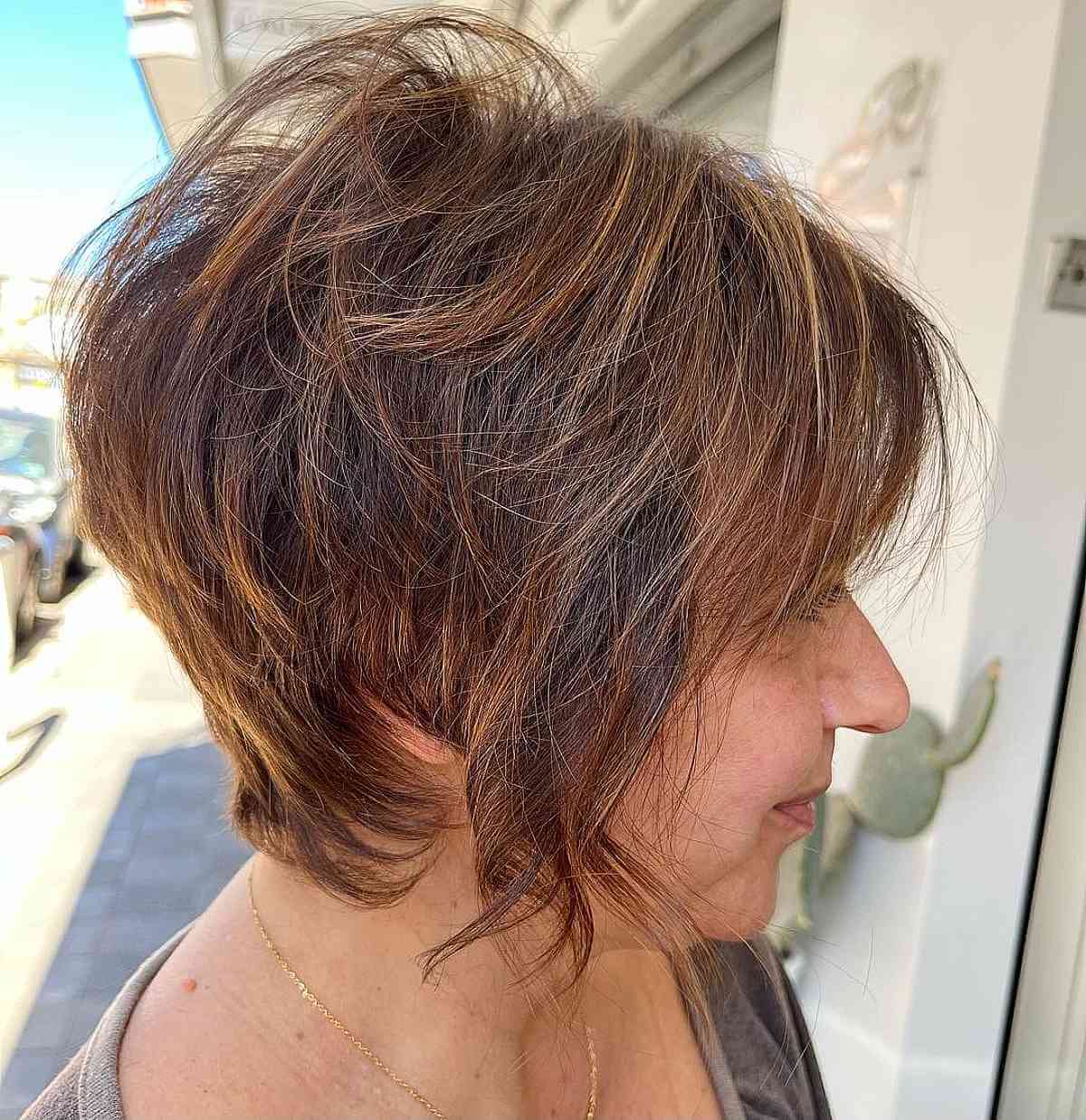 Cheveux courts ébouriffés bruns clairs caramel pour les femmes de plus de 50 ans.