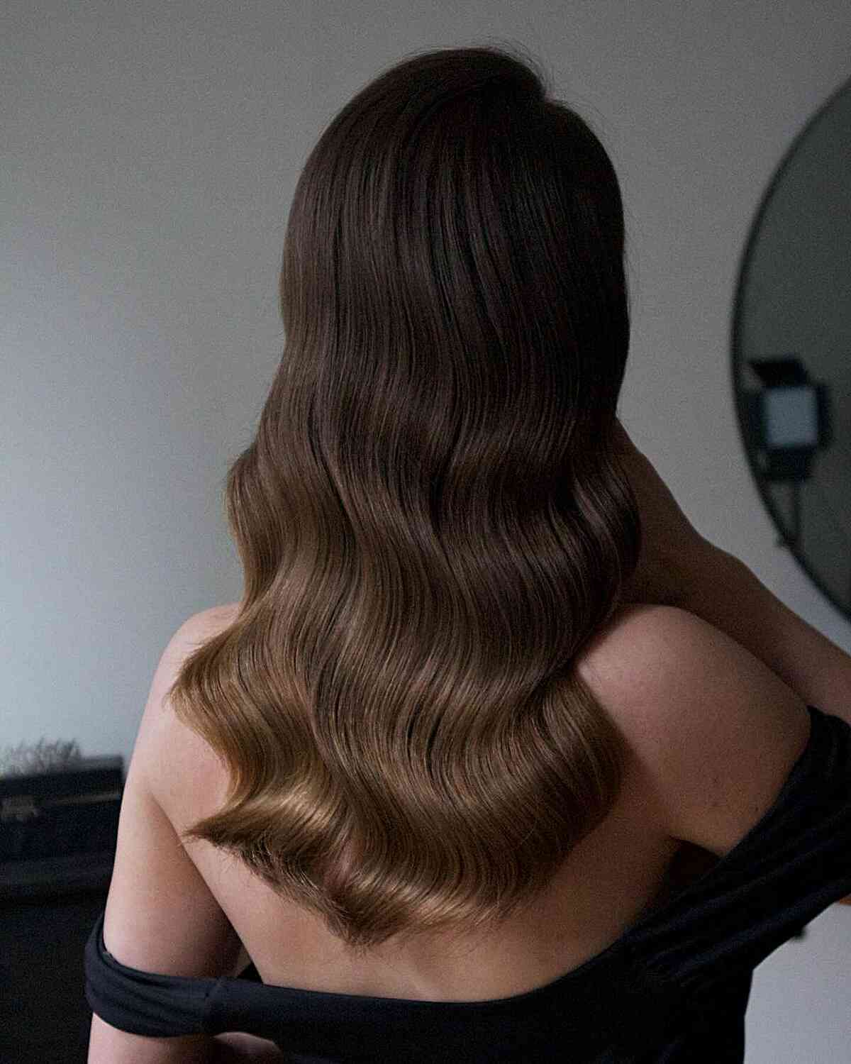 Coiffure facile pour cheveux moyens avec de subtiles ondulations hollywoodiennes