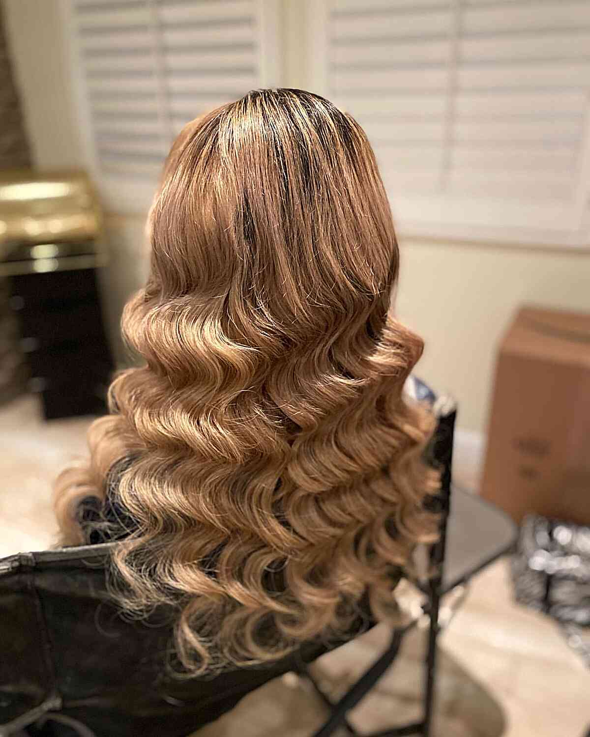 Longs cheveux blonds chauds avec des ondulations dignes d'Hollywood