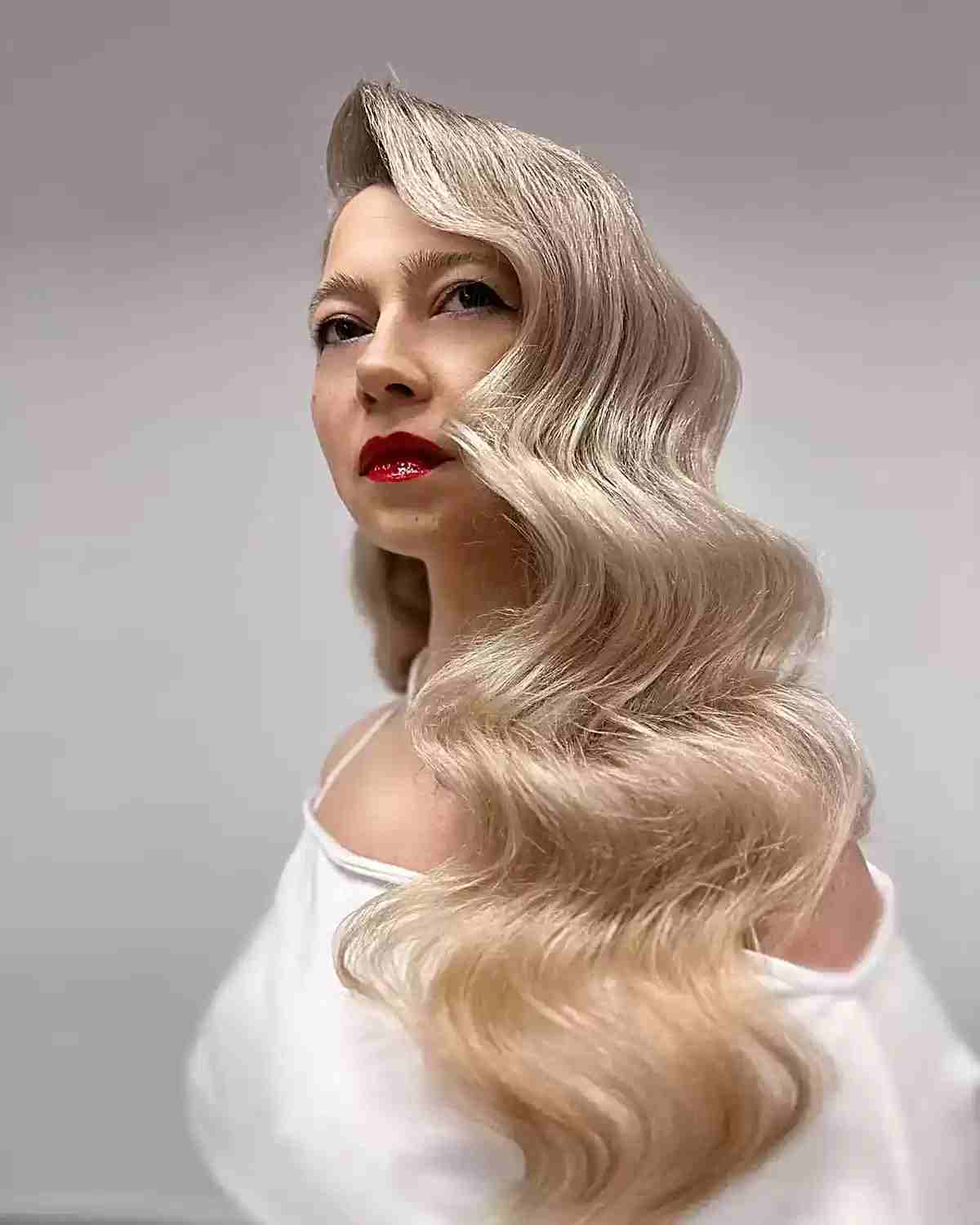 Coiffure hollywoodienne avec de grandes ondulations aux doigts pour les cheveux longs