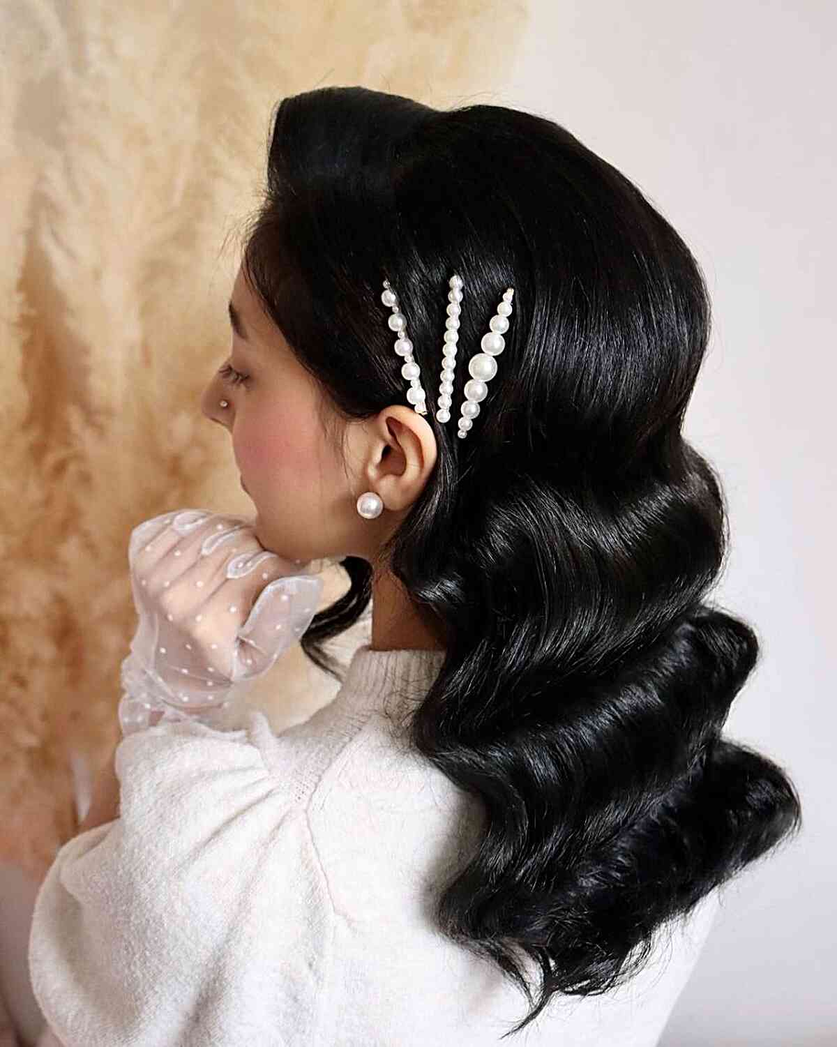 Longues et douces ondulations hollywoodiennes avec des épingles à cheveux en perles