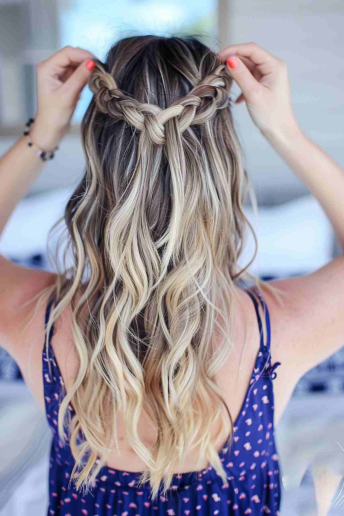 Tresse simple à mi-hauteur pour des vagues de plage avec une texture naturelle