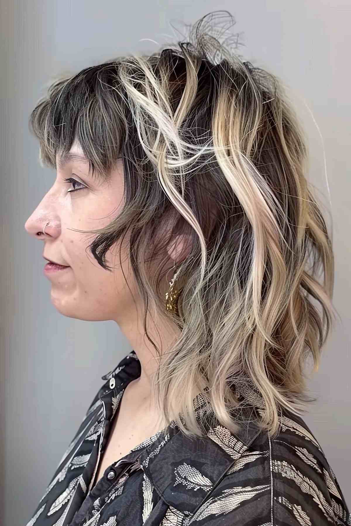 Coupe mulet avec cheveux foncés et mèches blondes épaisses