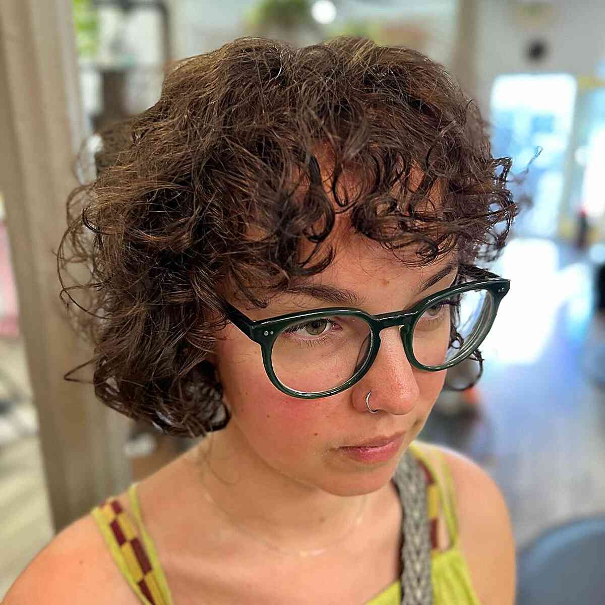 Coupe courte hirsute avec boucles à la mâchoire